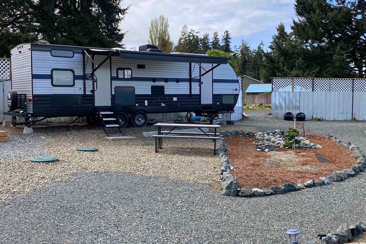 Camper living with Hot Tub and beach access