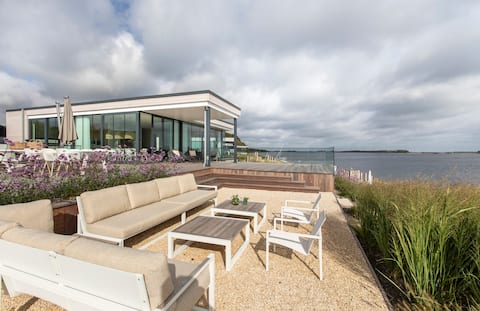 Villa aan het Veerse meer.