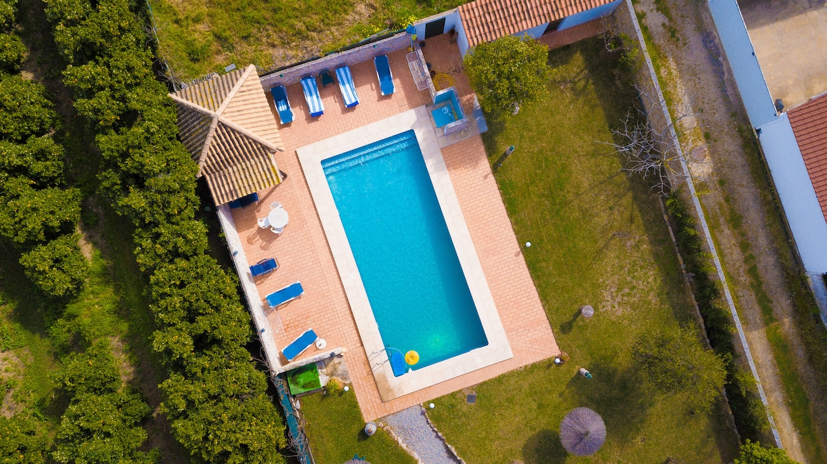 Family oasis w/pool 4KM to beach