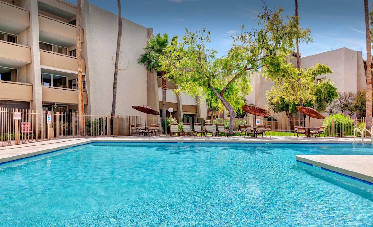 Heated Pool & Hot Tub-Walk to Old Town Condo!