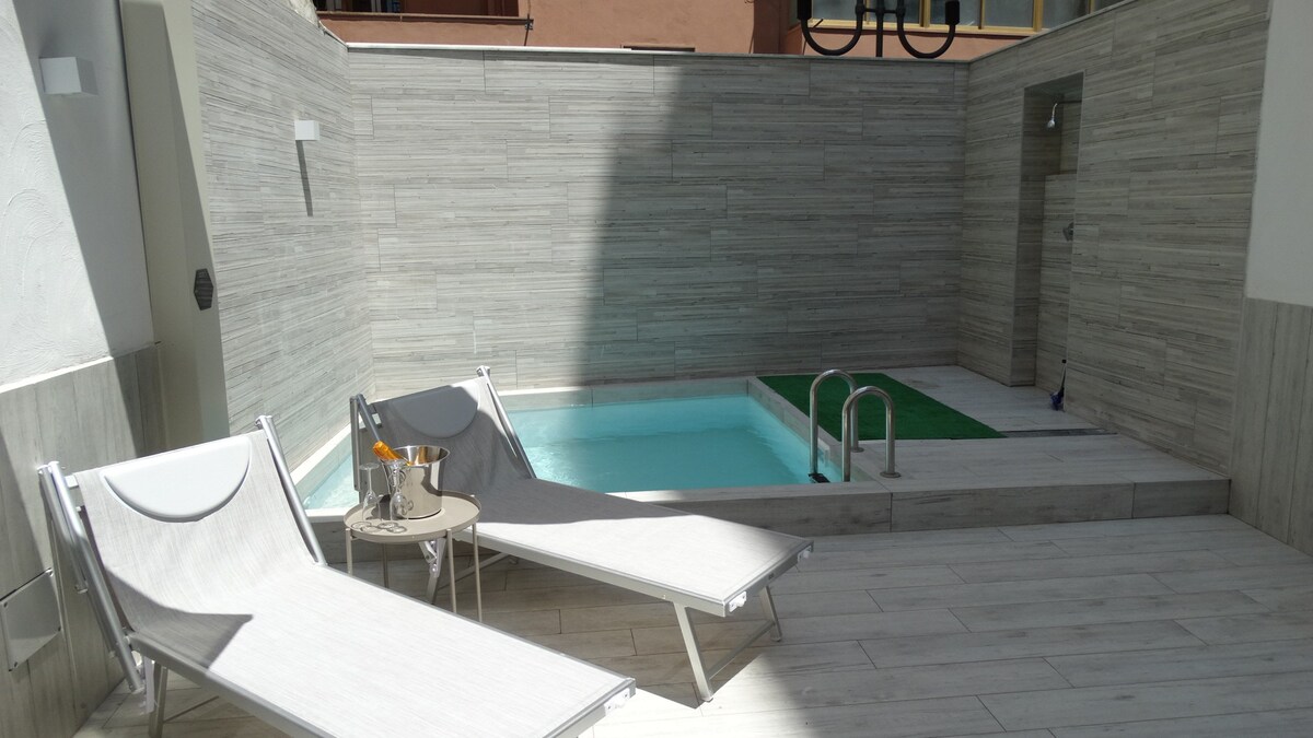 Sisinà豪华客房：带按摩浴缸和泳池的套房