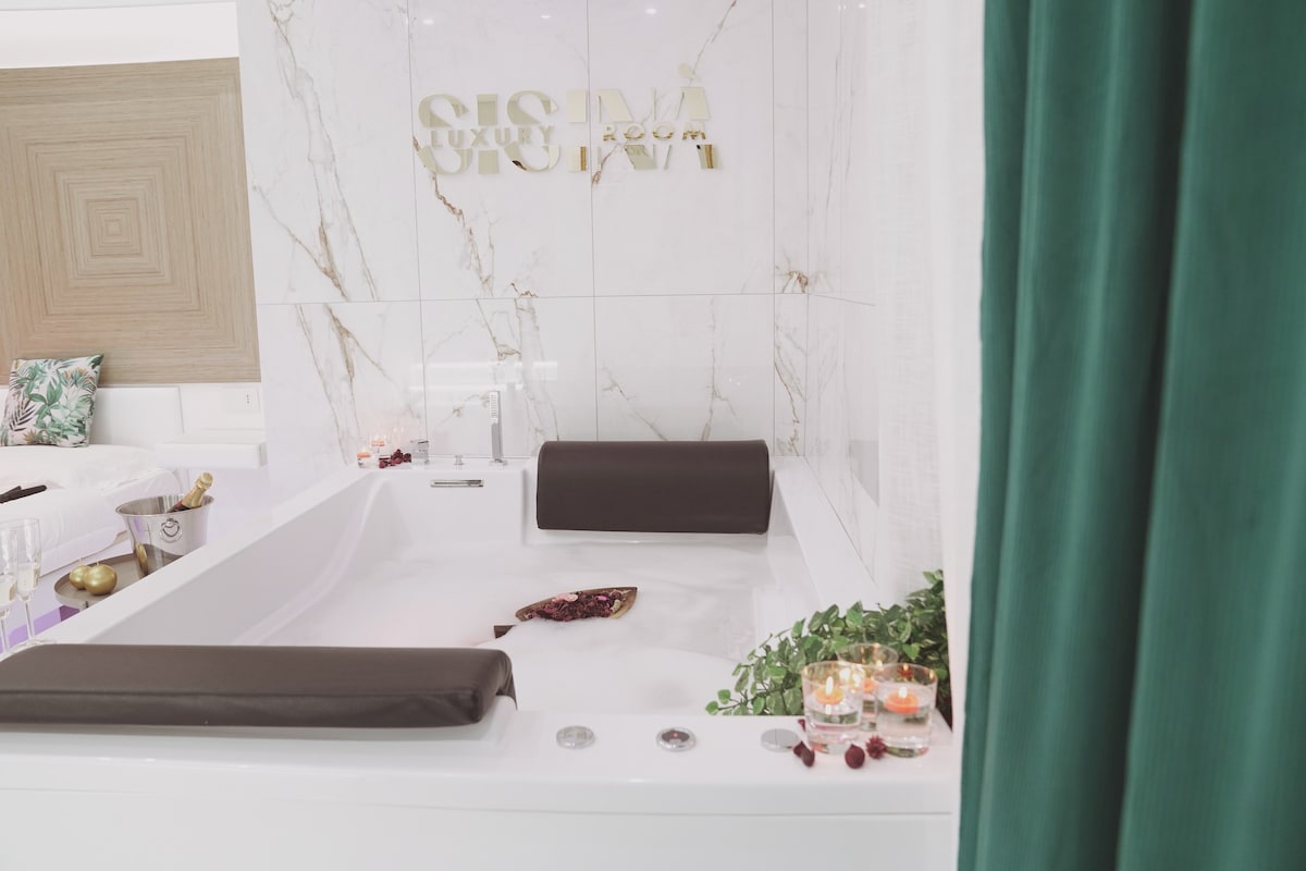 Sisinà豪华客房：带按摩浴缸和泳池的套房