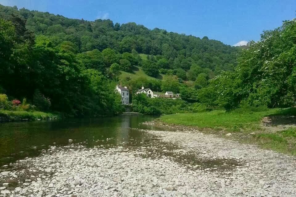 Stunning Riverside Cottage in Carrog North Wales