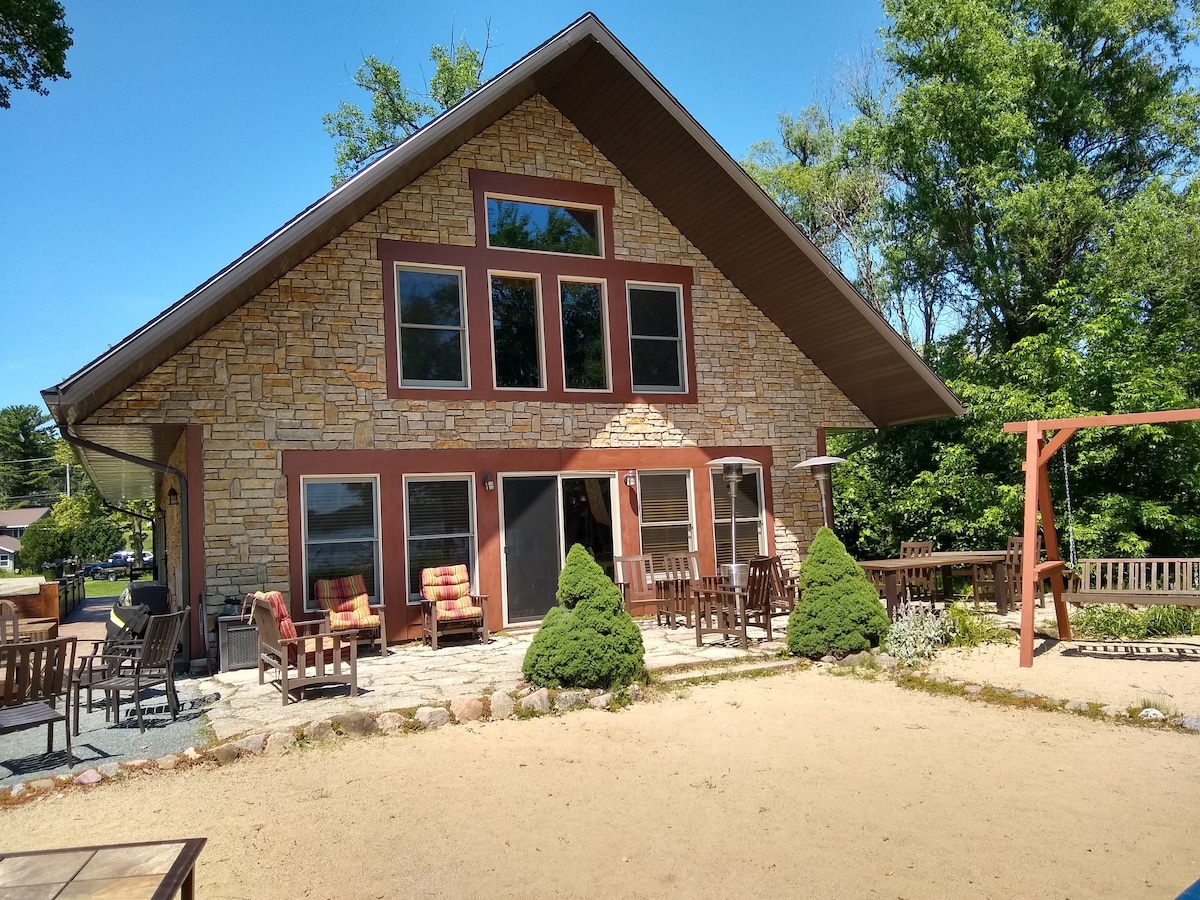 Spacious cabin on Lake Ripley