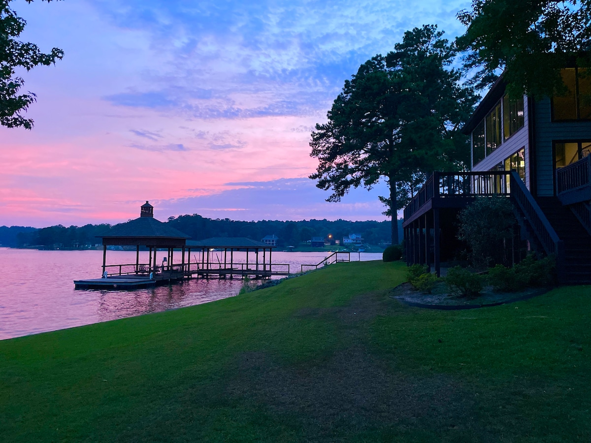 "Sunset Pointe" Exceptional Lake-front Home