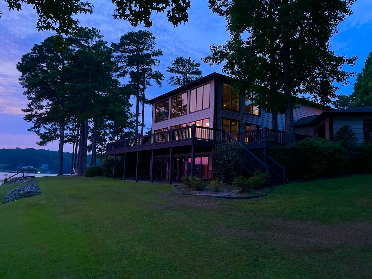 "Sunset Pointe" Exceptional Lake-front Home