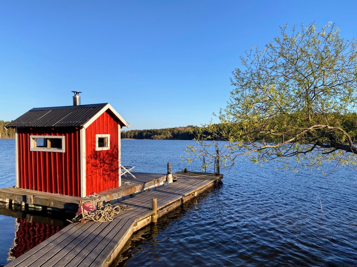 Stuga på ö i Mälaren sjötomt egen brygga & bastu