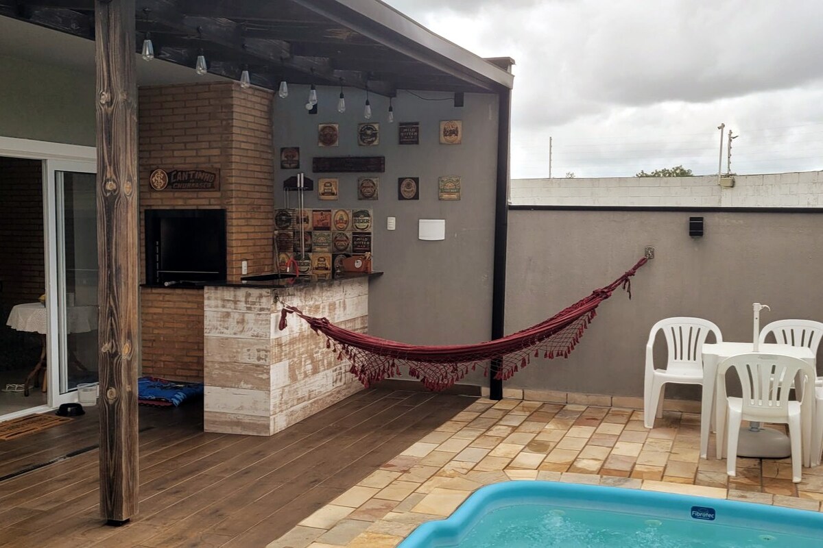 Casa com piscina em condomínio Guaratuba