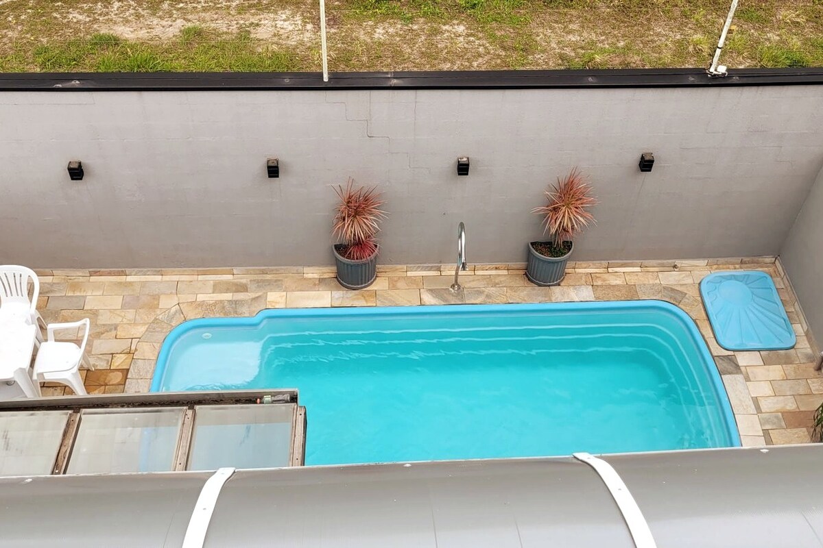 Casa com piscina em condomínio Guaratuba