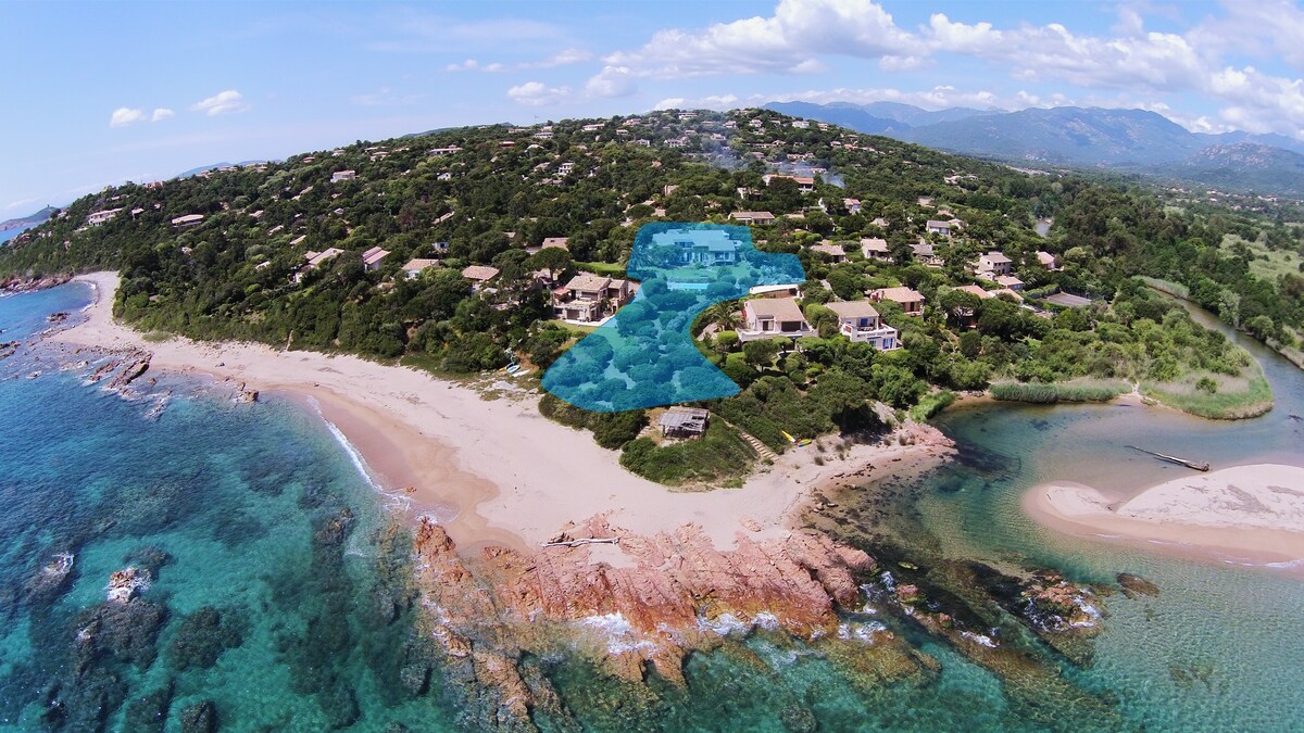 Villa am Strand mit Pool und Bergpanorama