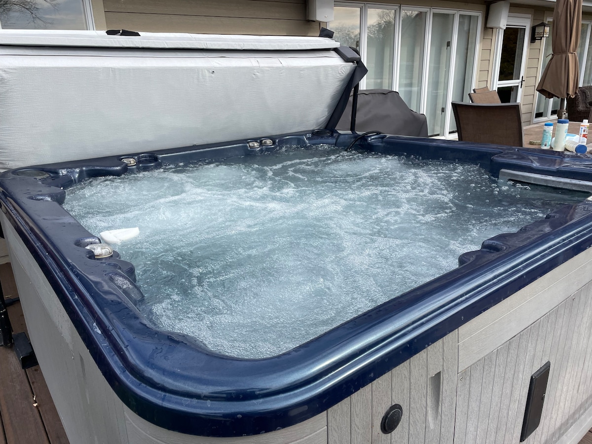 Outdoor Hot Tub-Year Round, Lakefront HM