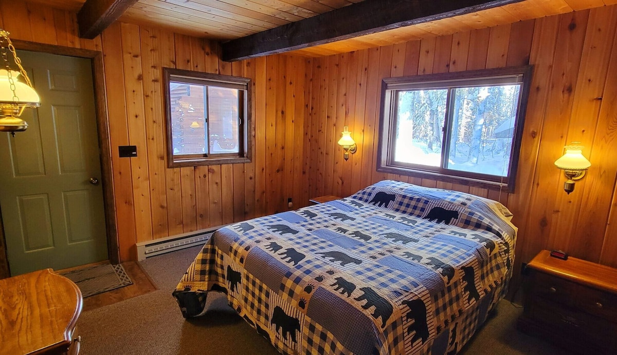 Charming Cabin near Glacier!