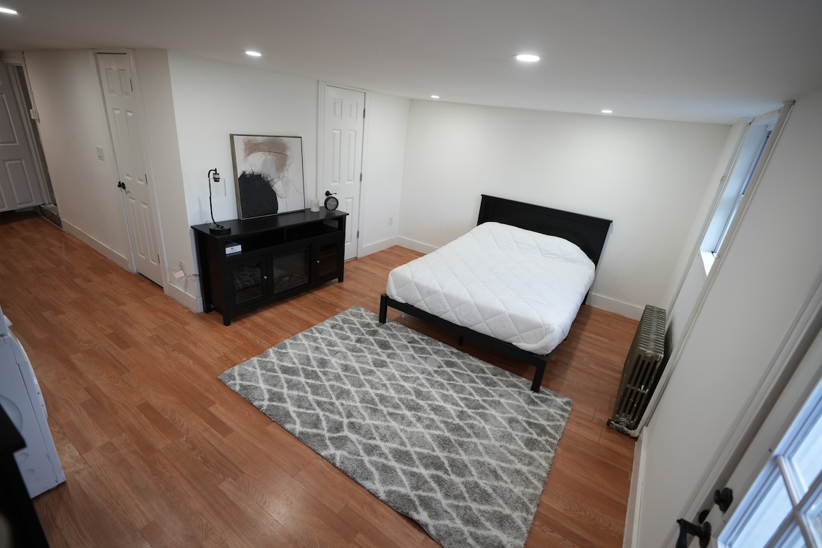 Modernized 1 Bedroom w/ Backyard