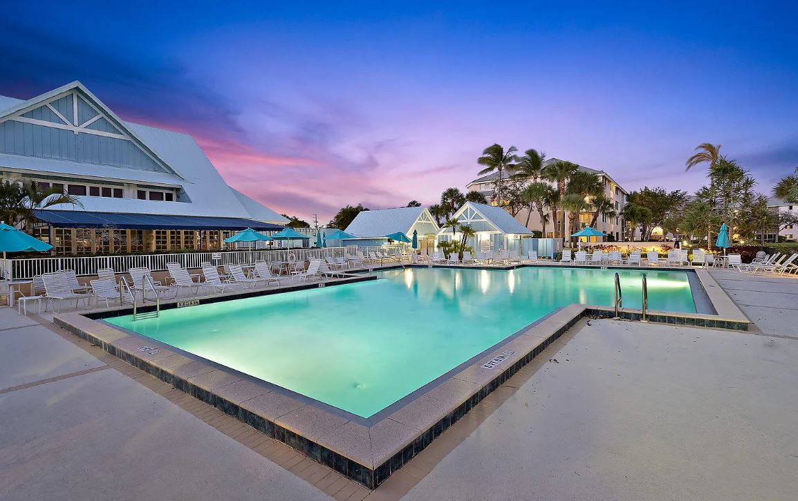 Sunrise & Sunset views, Pool, 1/2 mile to beach!