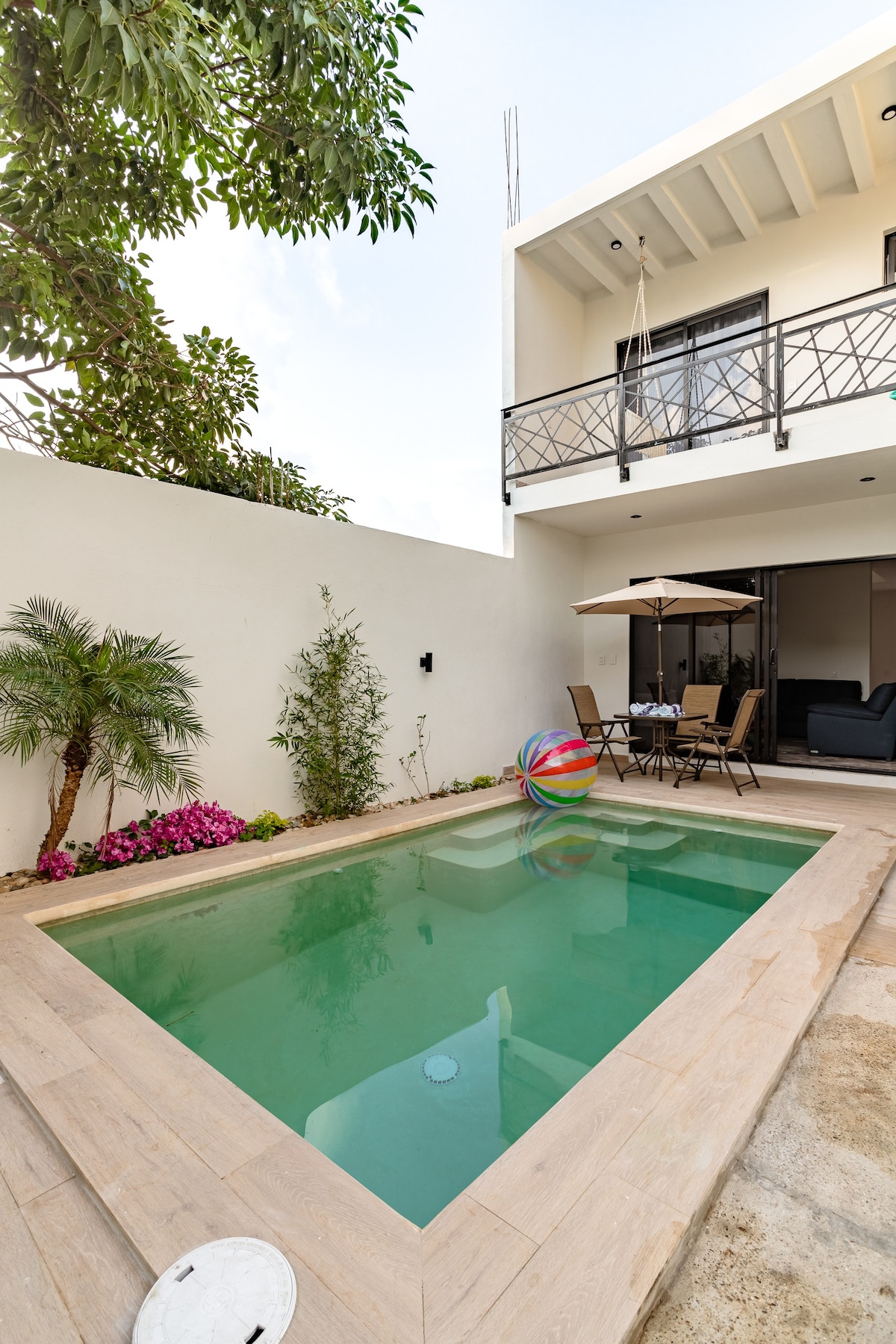 Casa Chambale有两层带泳池。