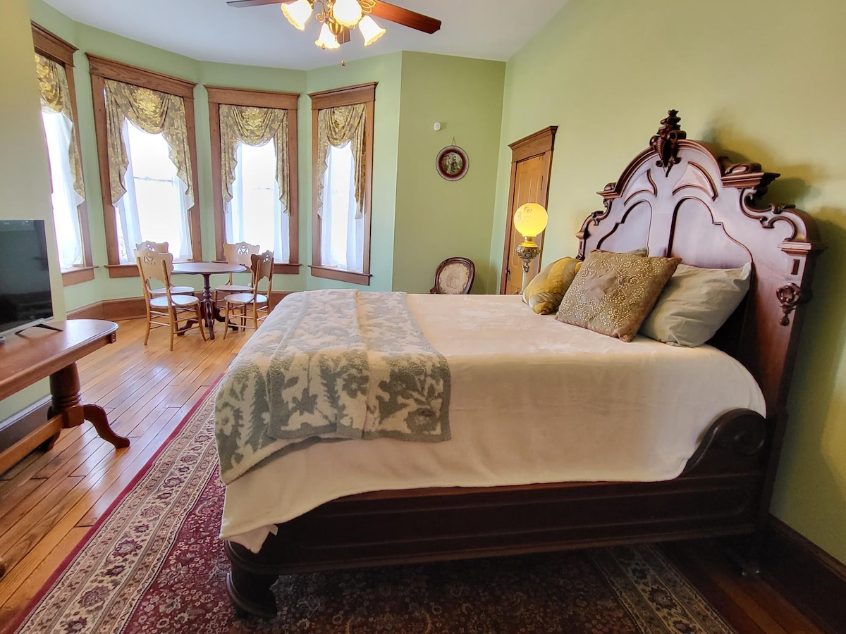 Rent entire 2nd floor Historic 1895 Victorian