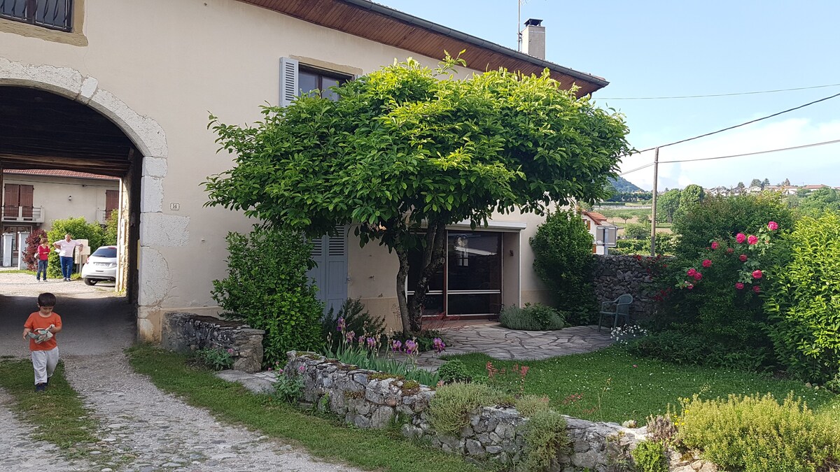 Maison en pierre au pied de la chartreuse