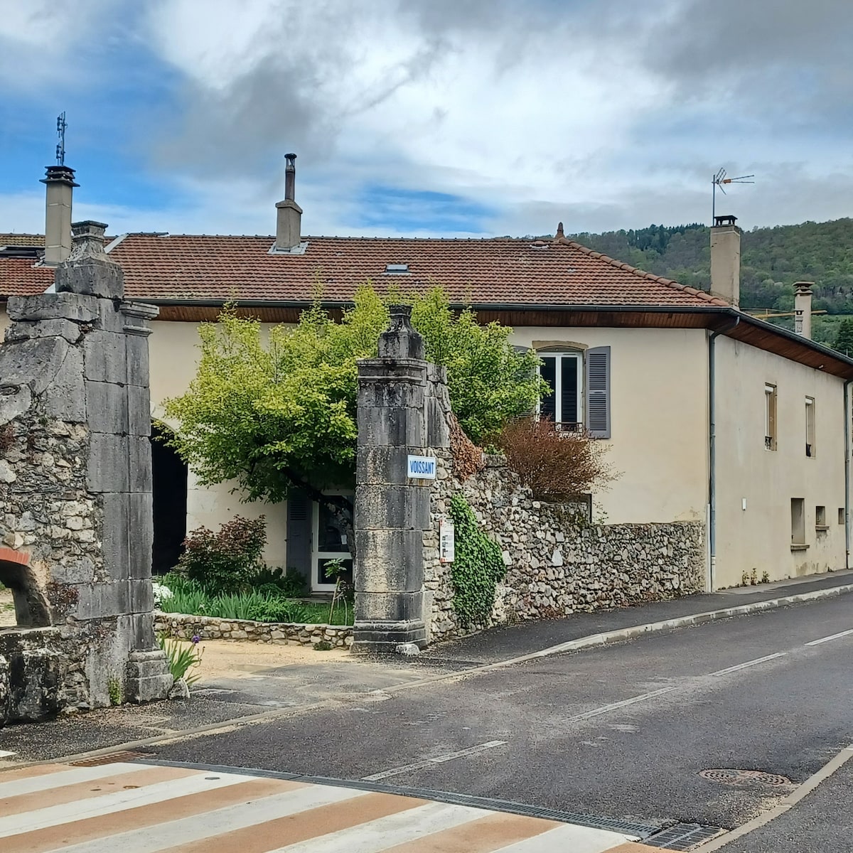 Maison en pierre au pied de la chartreuse