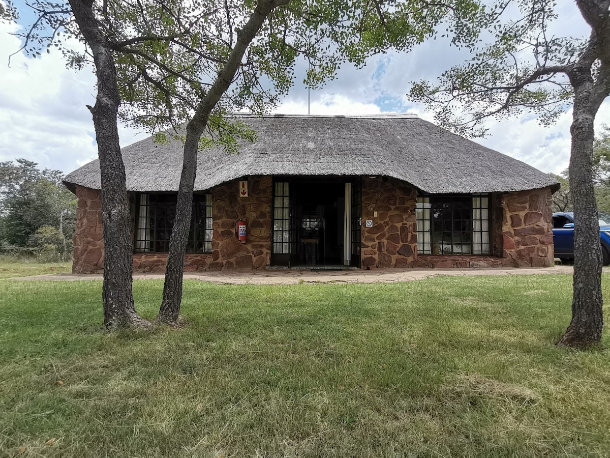 Giraffe Chalet with en-suite bathrooms @ Moletani