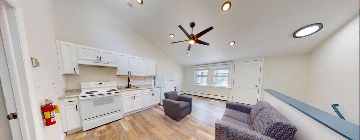 Charming West End Retreat Private Room in Serenity