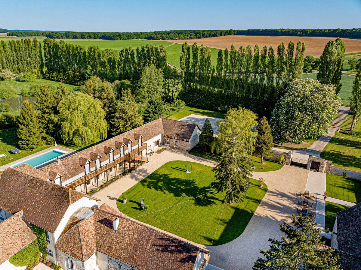 Domaine avec piscine, fêtes, 48 couchages