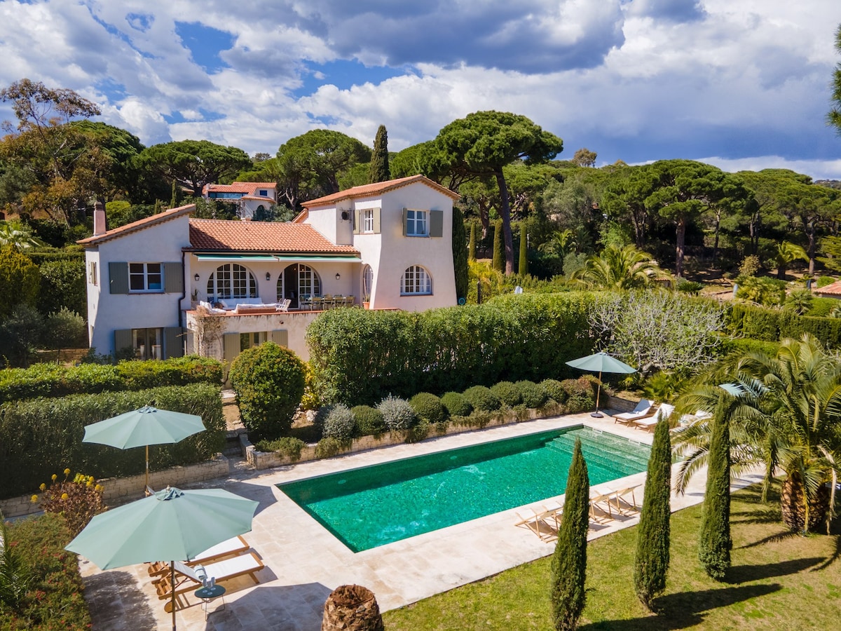 美丽的别墅，带游泳池，位于Sainte-Maxime