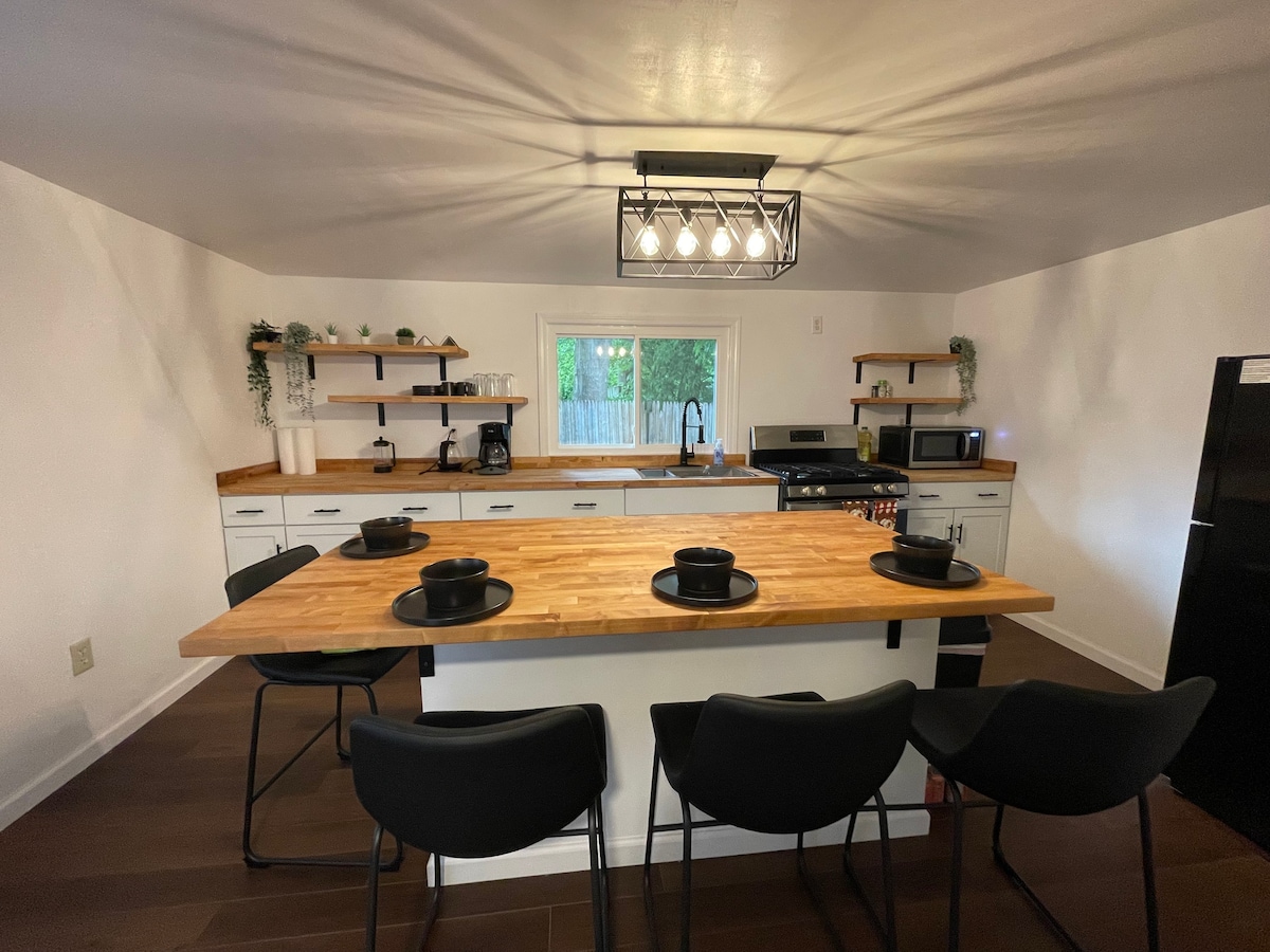 Cozy warm Studio with Island/Dining Table!