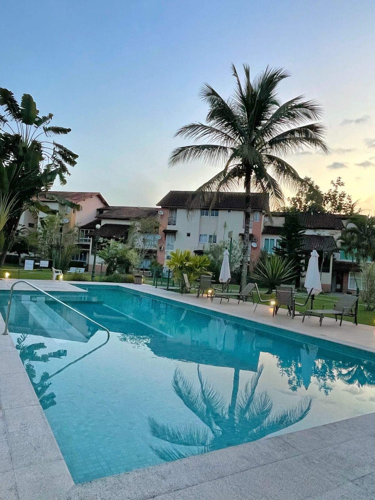 Charmoso apto na praia | piscina, sauna e garagem.