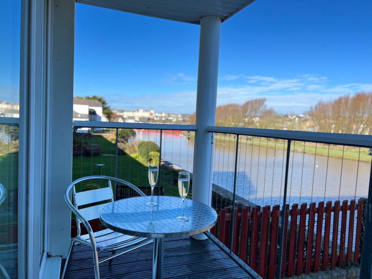 Canal-side apartment close to the beach!