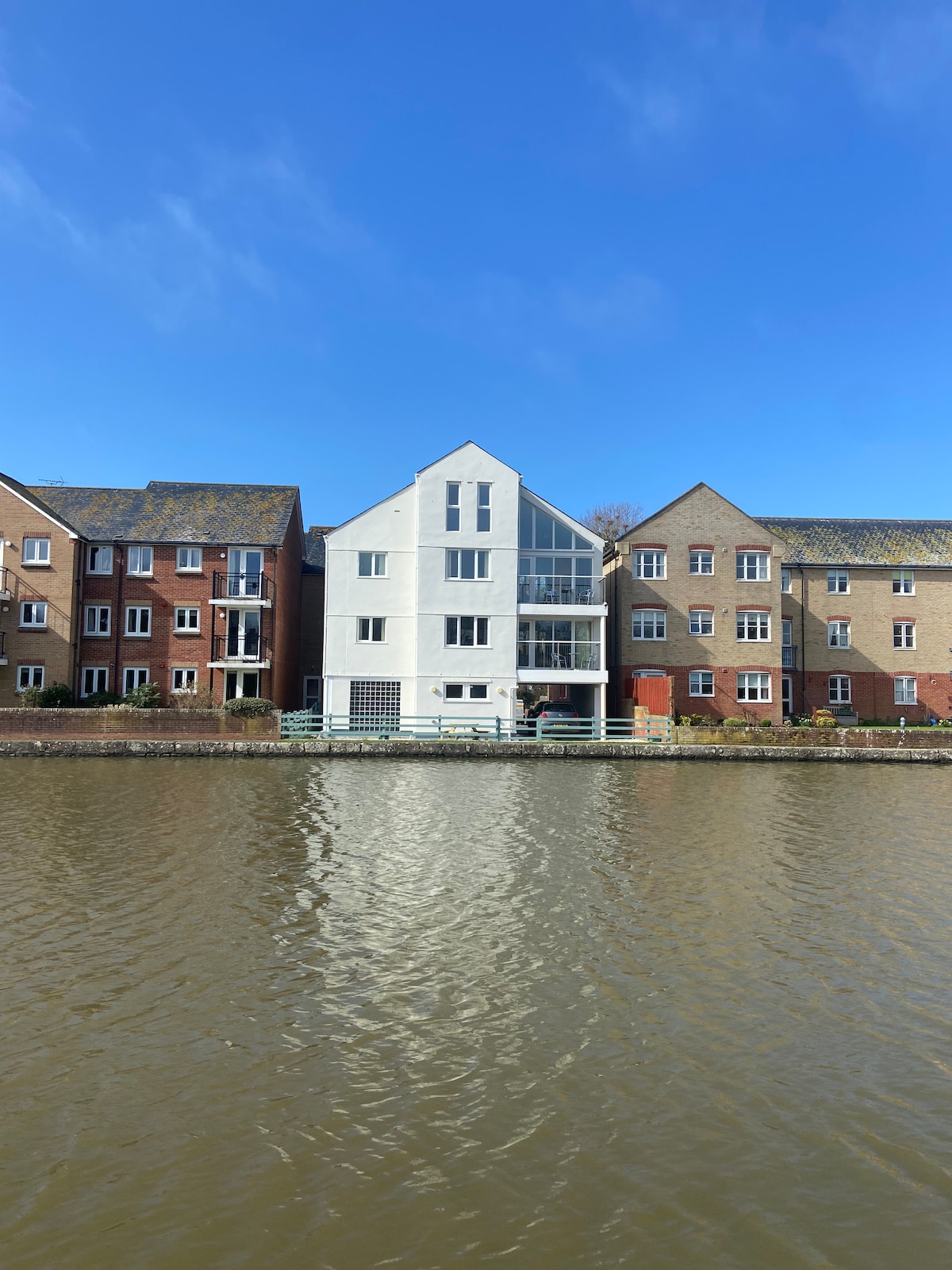 Canal-side apartment close to the beach!