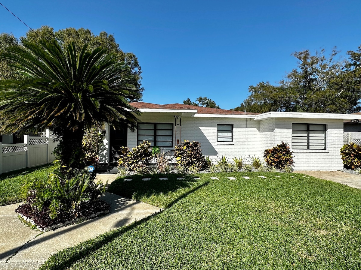 Stylish Mid Century Bungalow with Pool in S Tampa