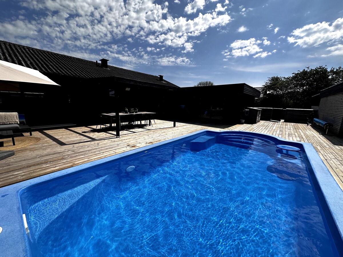 Viken海滨现代别墅，配备温水游泳池！