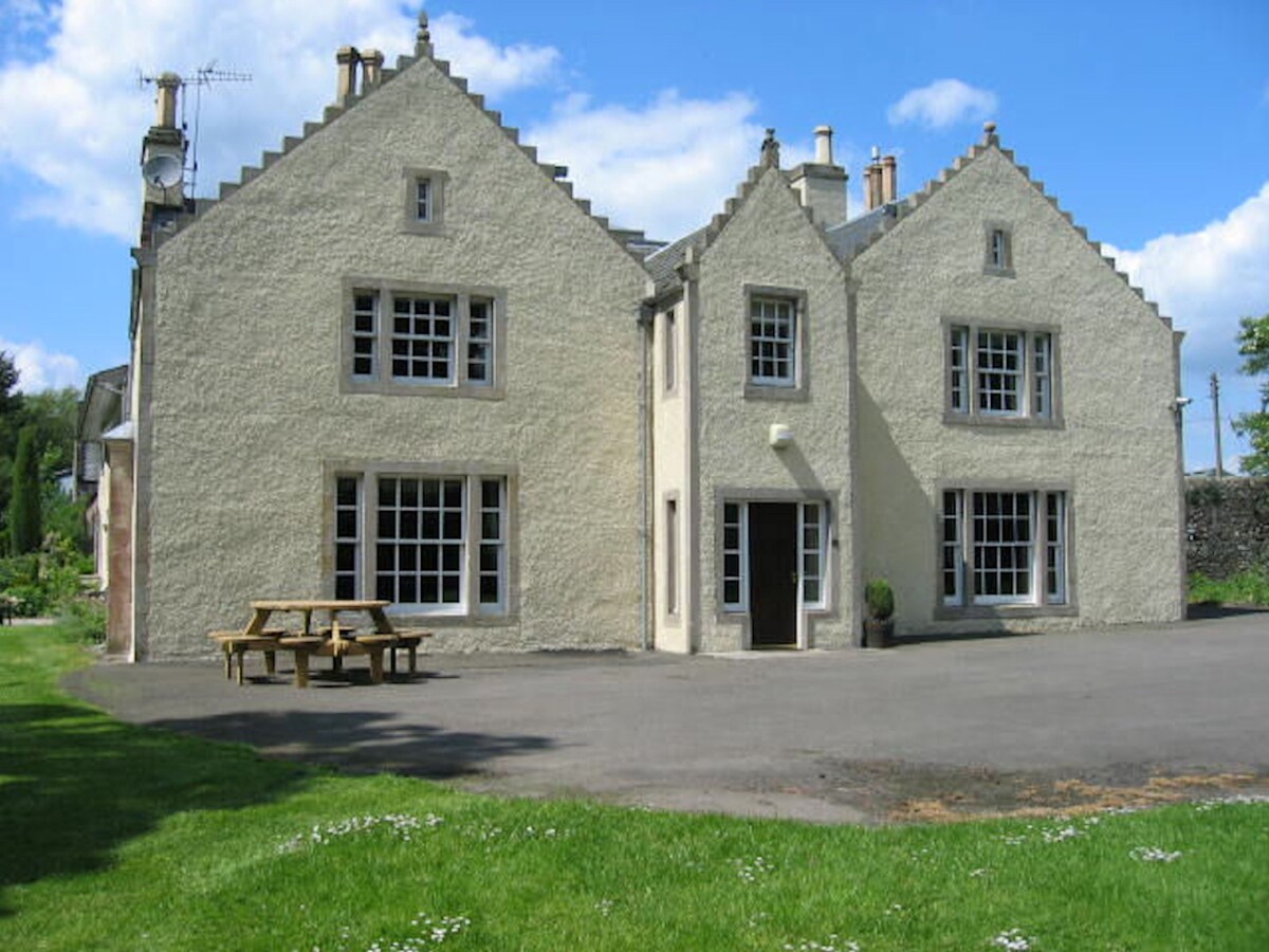 Rossie Ochil House with Hot Tub