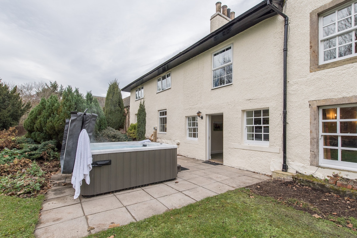 Rossie Ochil House with Hot Tub