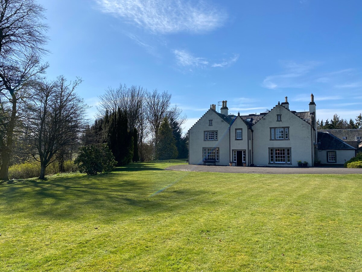 Rossie Ochil House with Hot Tub