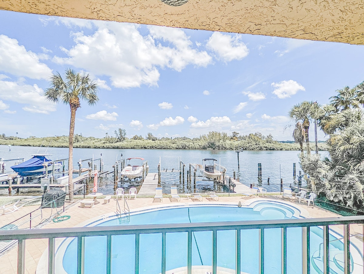 Waterfront CONDO-POOL-Walking distance From BEACH!