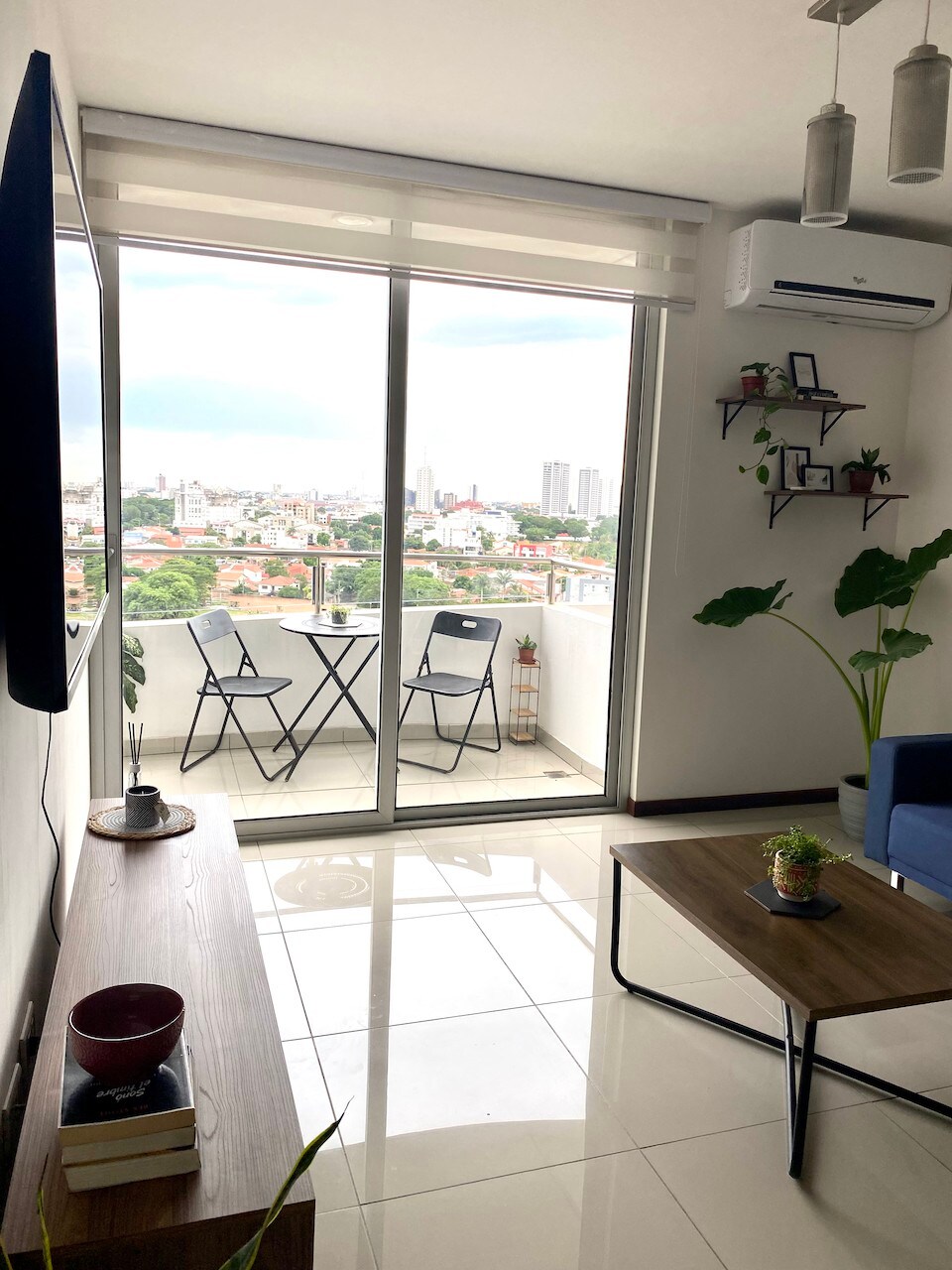 现代化公寓，带阳台，位于Equipetrol
