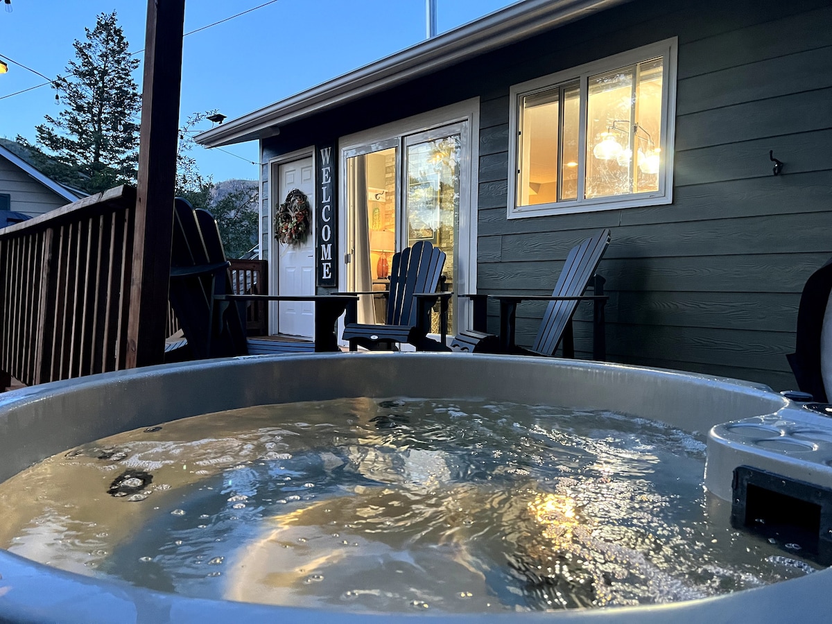Cozy, Cottage Get-away with hot tub and views