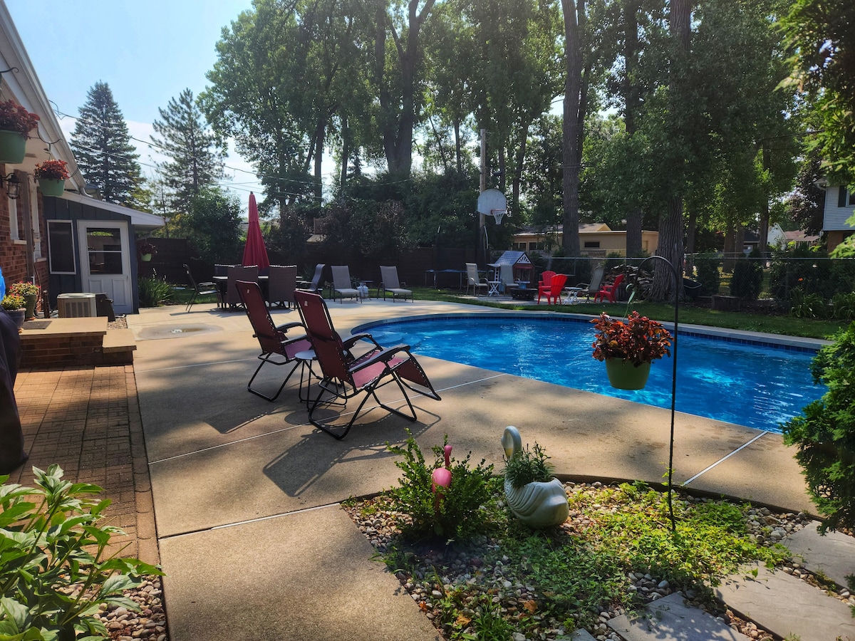 Poolside Retreat - EAA Rental-20 Mins from Grounds