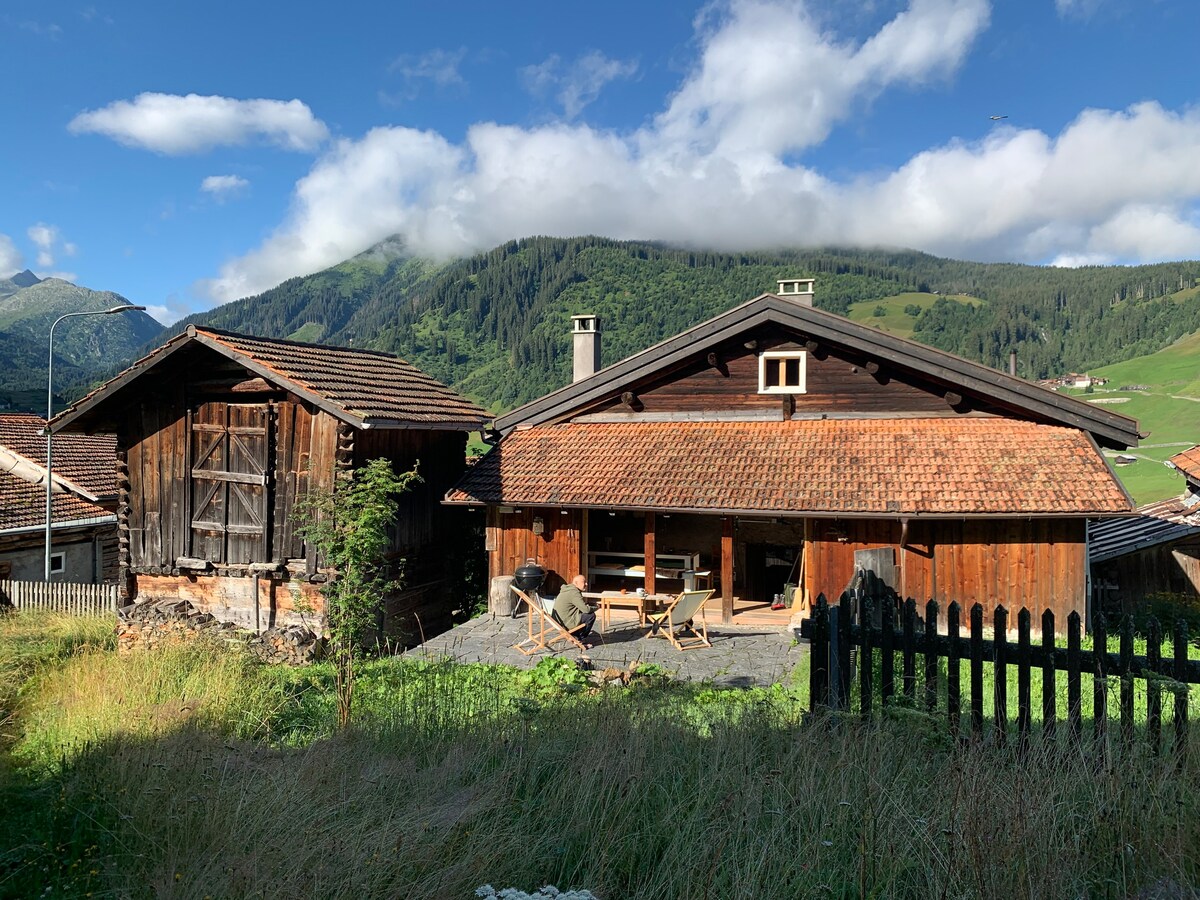 Holzhaus in den Bergen
