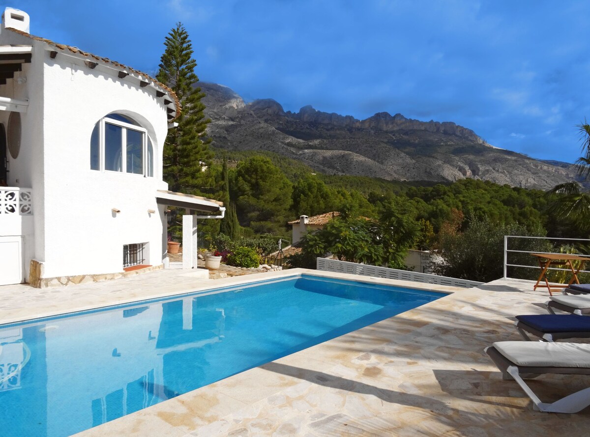 Beautiful villa with garden, views & private pool
