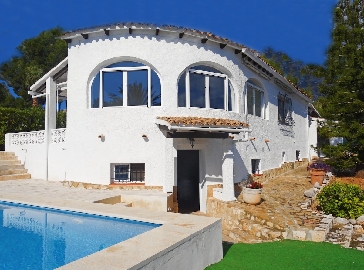 Beautiful villa with garden, views & private pool