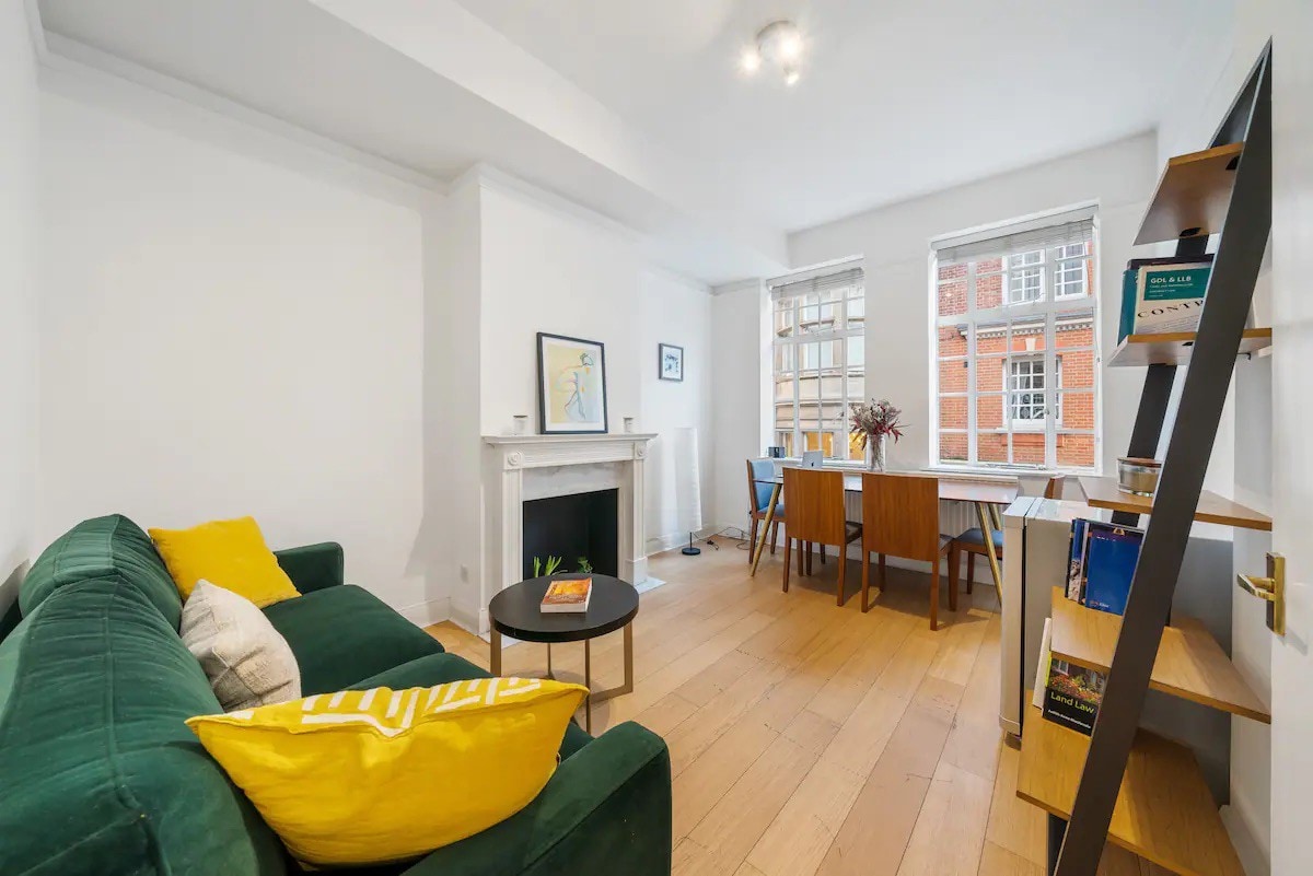 Spacious flat in Berkeley Square, Central London