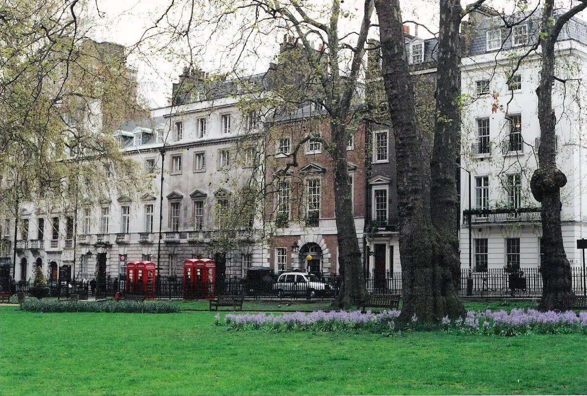 Spacious flat in Berkeley Square, Central London