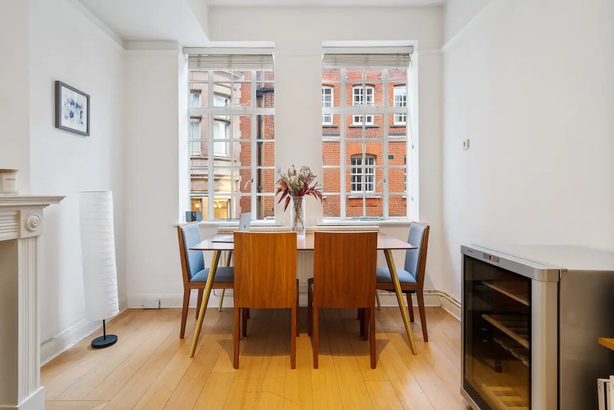 Spacious flat in Berkeley Square, Central London