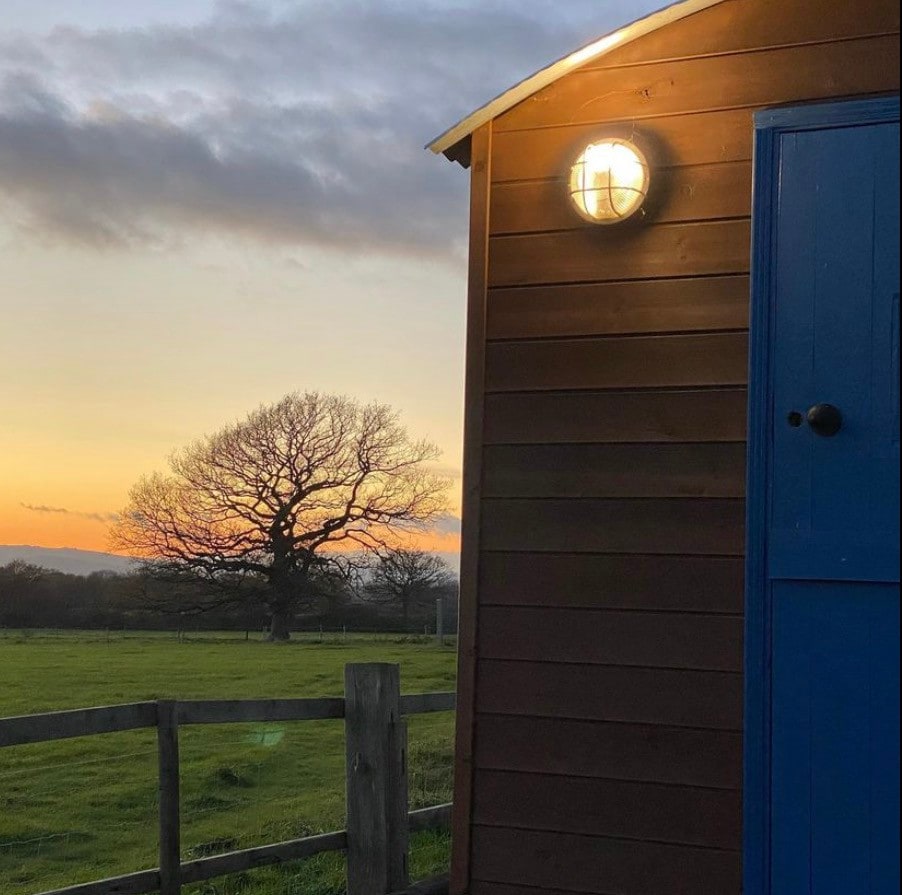 Quaint shepherds hut with beautiful views &hot tub