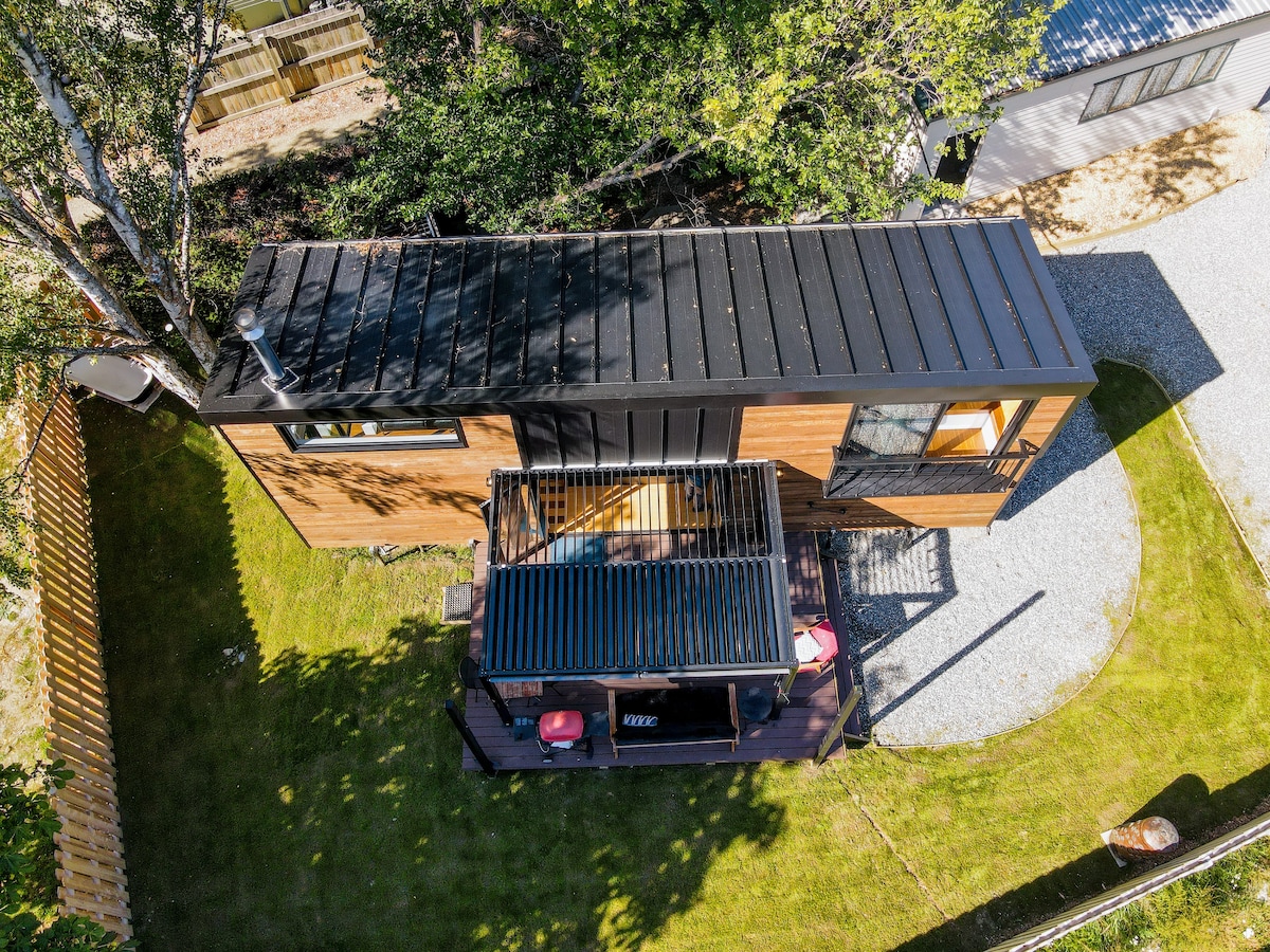 Tiny House with extra room, ski workshop and gym.