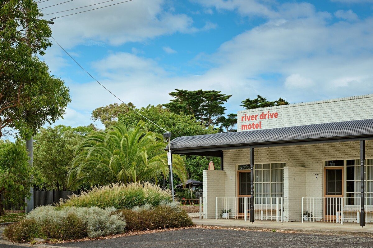 Riverfront queen - River Drive Motel