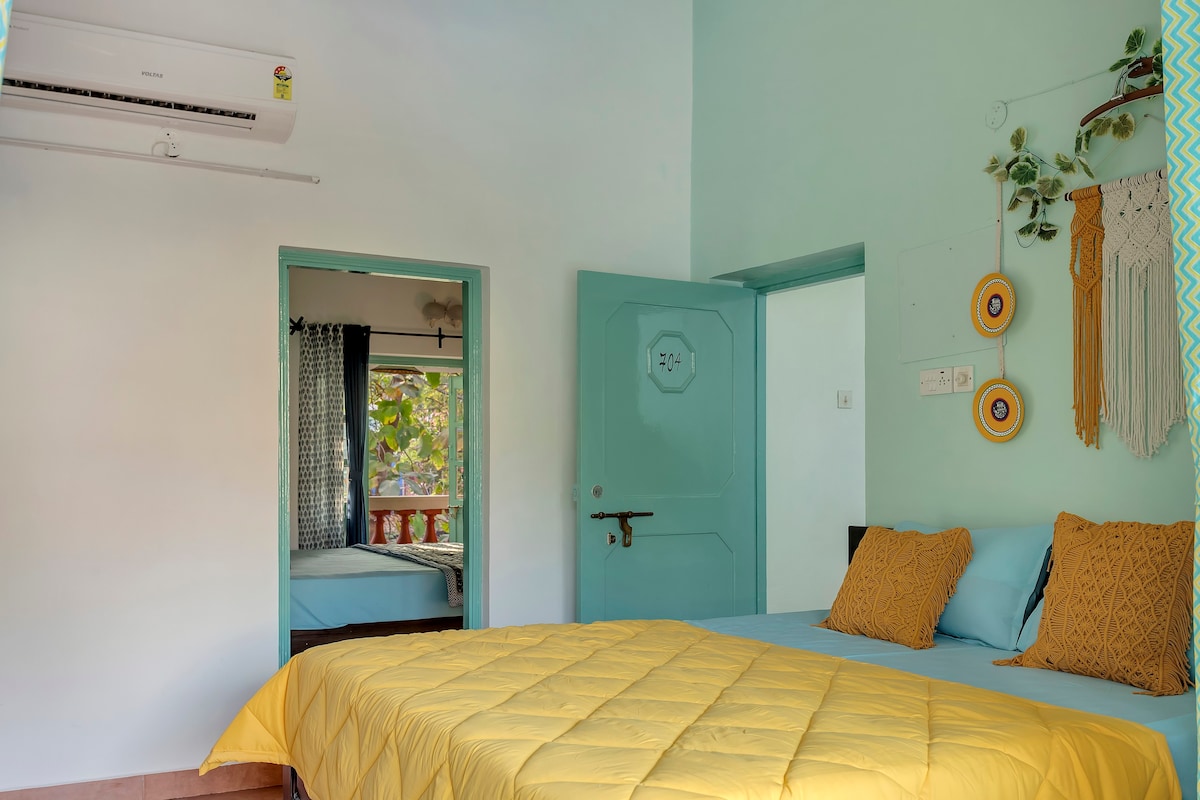 Lovely 2BR with a Pool 3min Walk to Candolim Beach