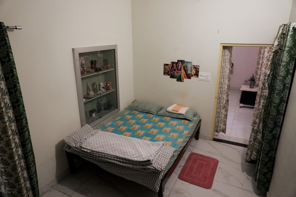 Clean & Cozy Room in Bani Park near Sindhi Camp